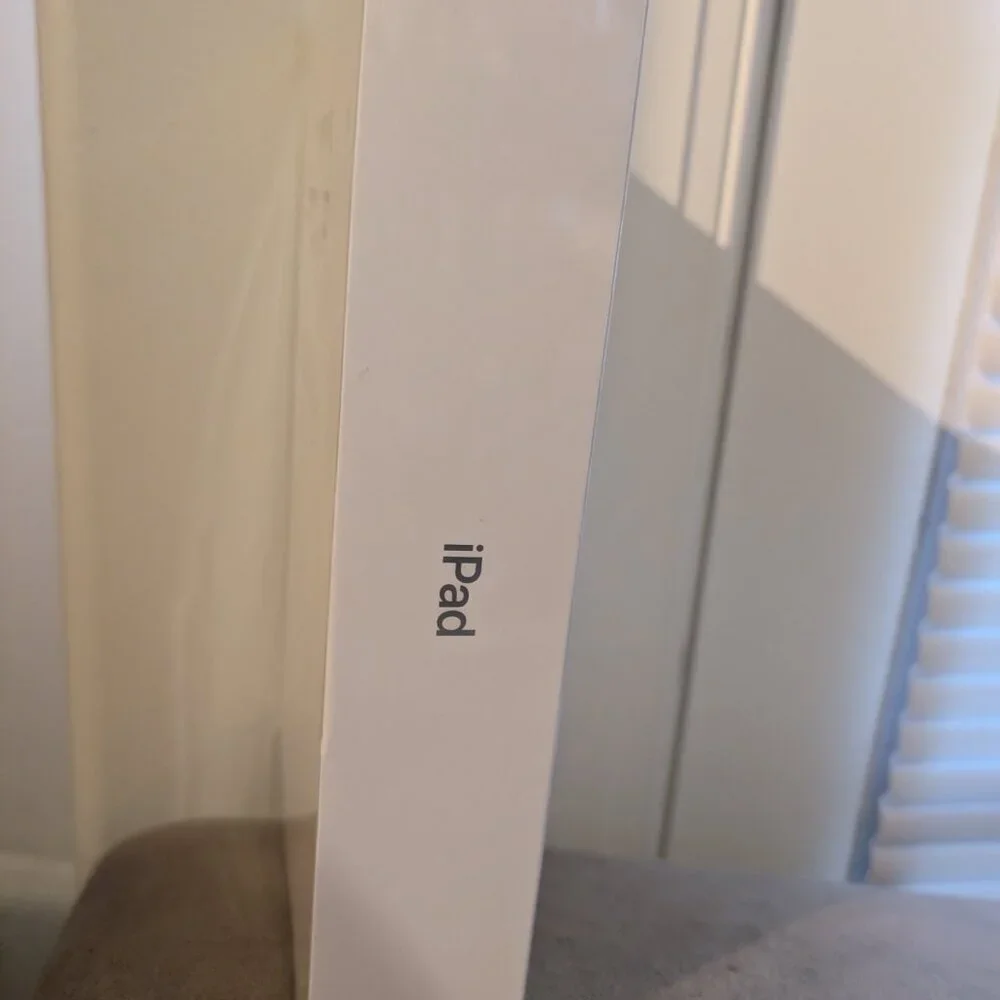 Apple Silver Tablet with Advanced Features